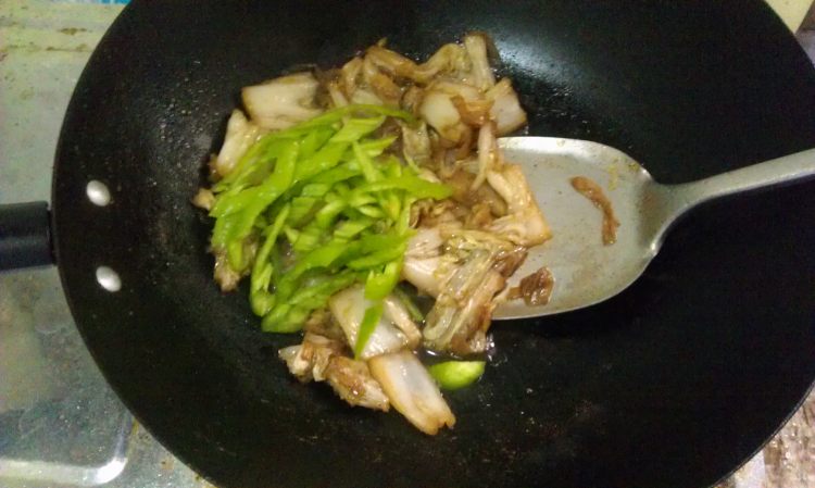 葱香白菜炒馒头步骤7