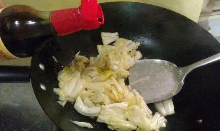 葱香白菜炒馒头步骤6