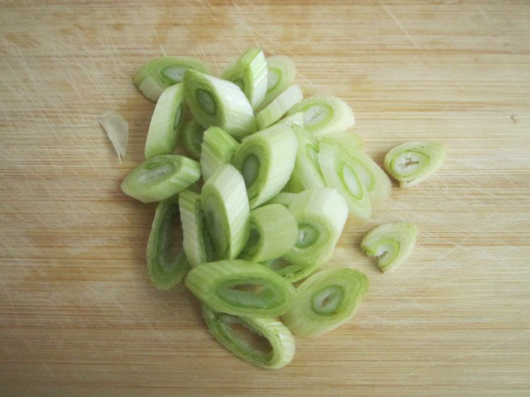 馒头夹虾皮煎蛋步骤1
