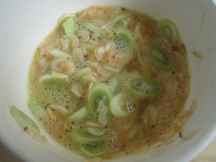 馒头夹虾皮煎蛋步骤5