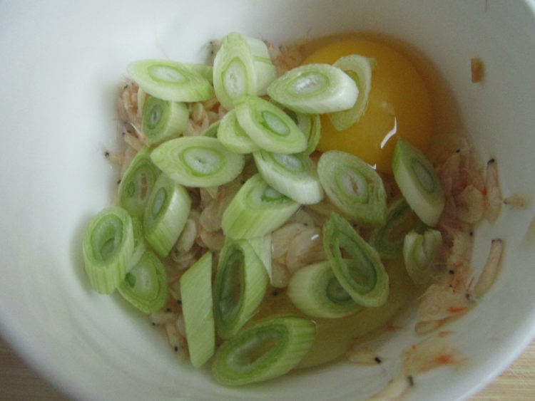 馒头夹虾皮煎蛋步骤4