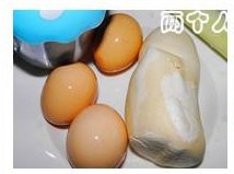 蛋香馒头丁步骤1