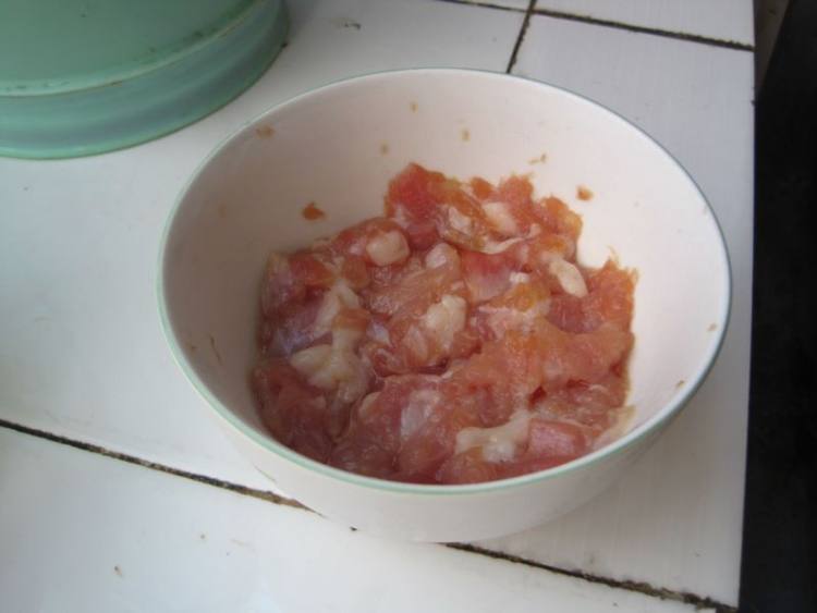 肉丝包菜炒馒头步骤2