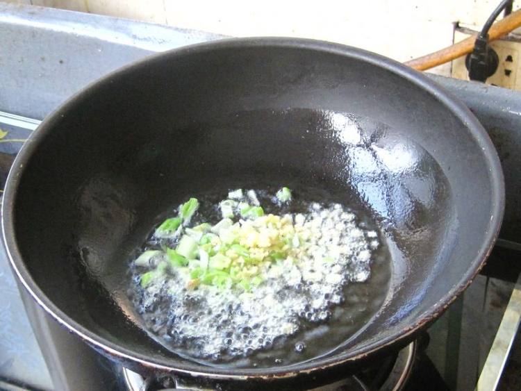 肉丝包菜炒馒头步骤3