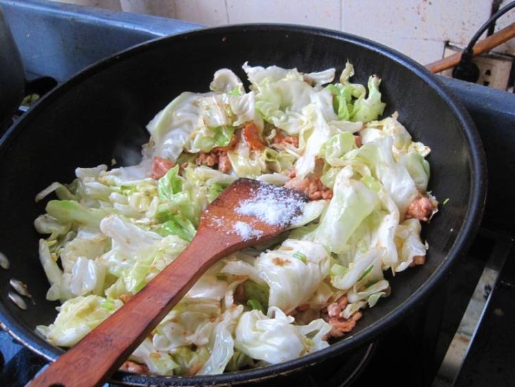 肉丝包菜炒馒头步骤7