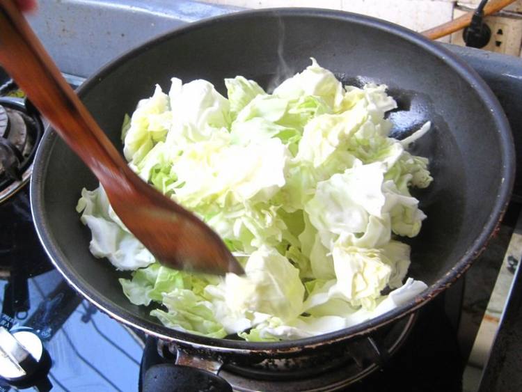 肉丝包菜炒馒头步骤6