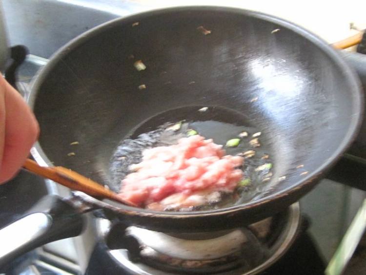 肉丝包菜炒馒头步骤4