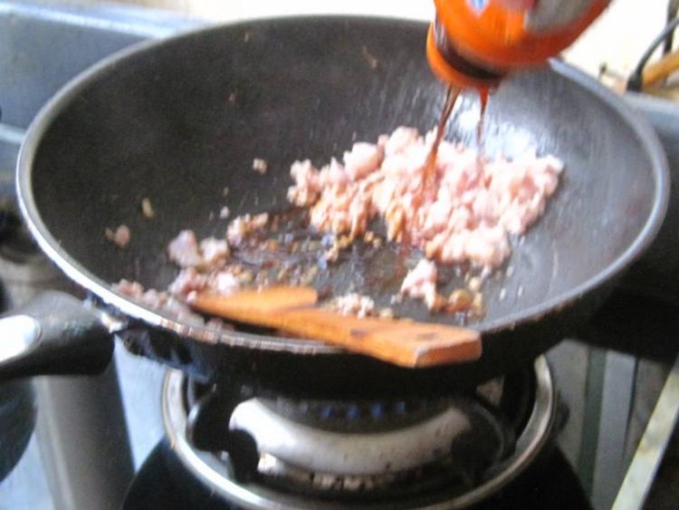 肉丝包菜炒馒头步骤5