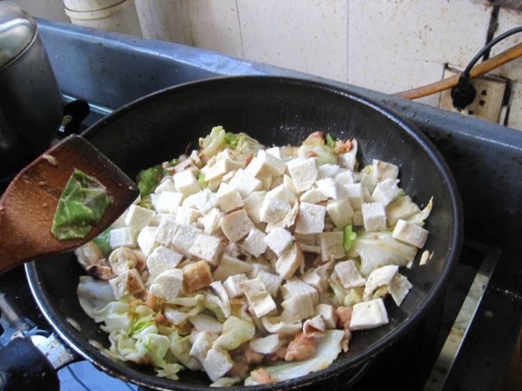 肉丝包菜炒馒头步骤8