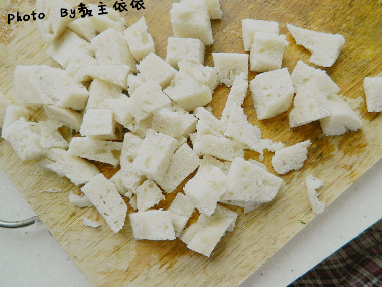 咖喱时蔬炒馒头丁步骤2
