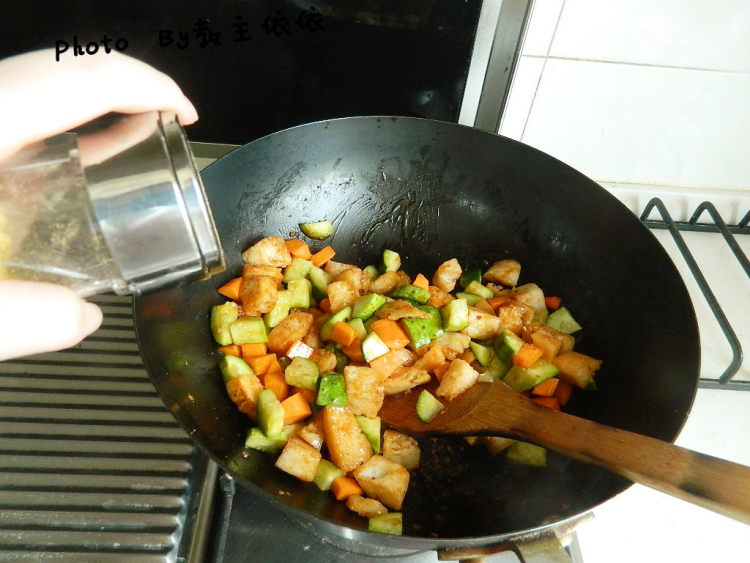 咖喱时蔬炒馒头丁步骤7