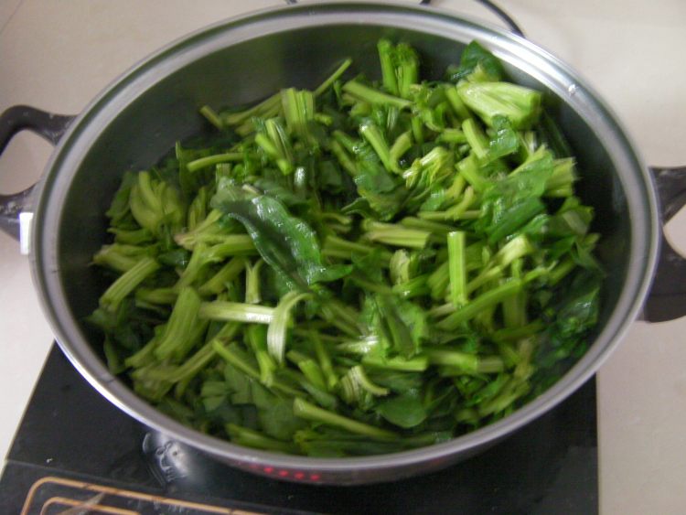 菠萝鸡腿肉炒馒头步骤2