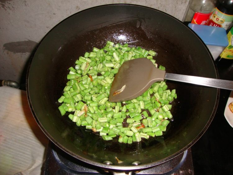 蛋香四季豆馒头粒步骤8