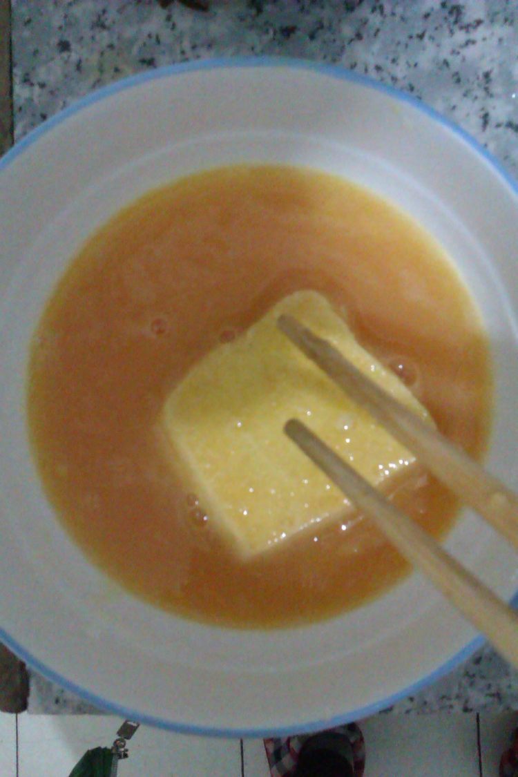 鸡蛋炸膜片步骤5