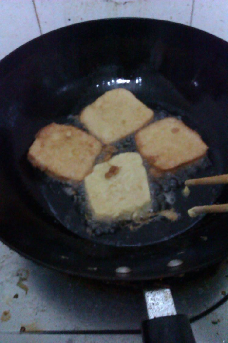 鸡蛋炸膜片步骤7