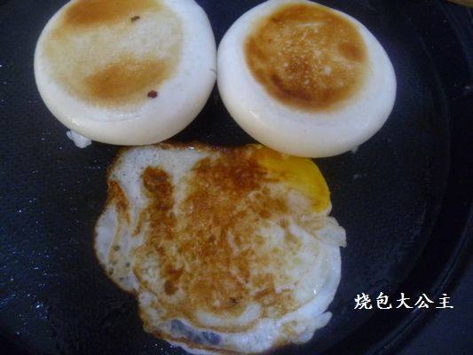 腐乳鸡蛋夹馒头步骤8