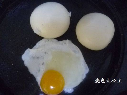 腐乳鸡蛋夹馒头步骤7