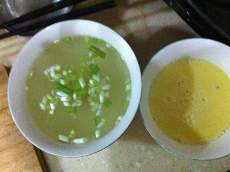 鸡蛋香煎馒头片步骤2