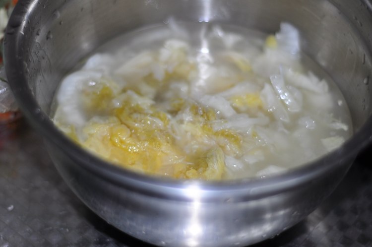 东北酸菜馅肉包子步骤1