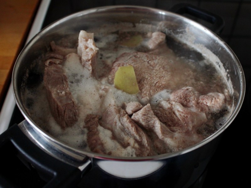 胡萝卜卤肉包子步骤1