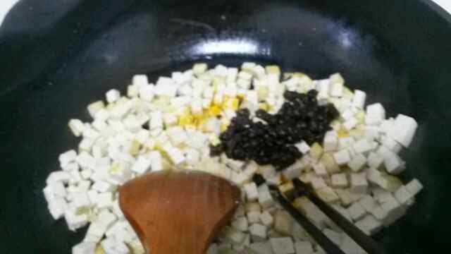 韭菜鸡蛋豆腐包步骤6