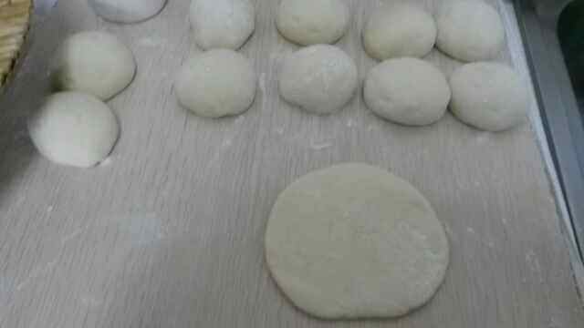 韭菜鸡蛋豆腐包步骤10