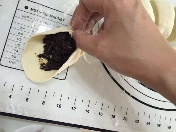 梅干菜包子。步骤10
