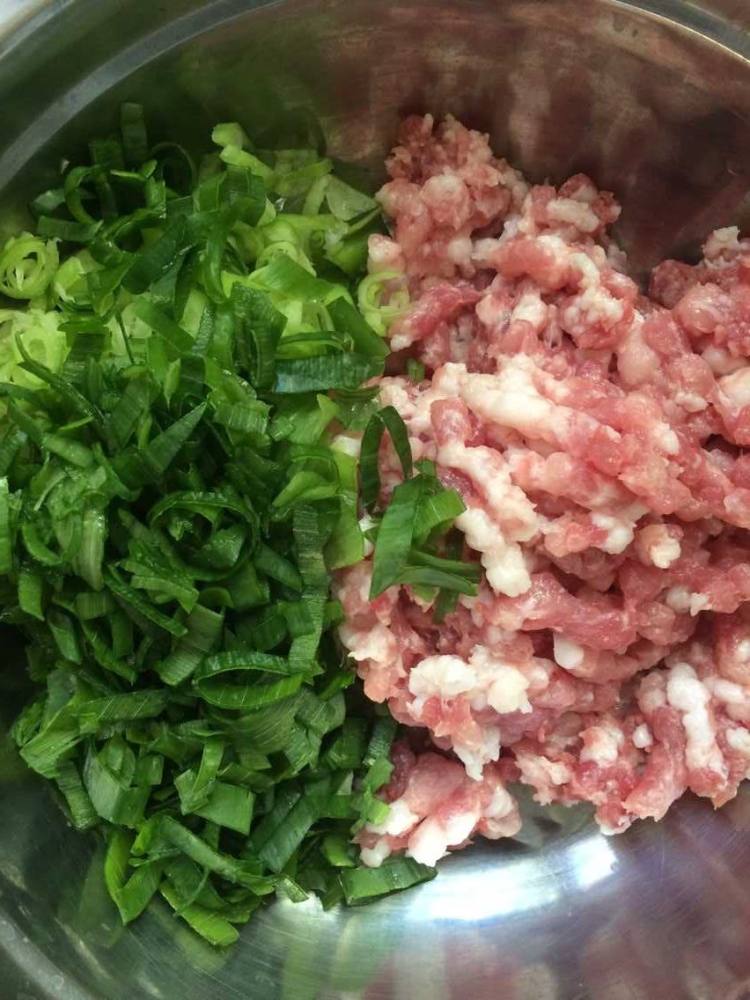 大葱肉包步骤1