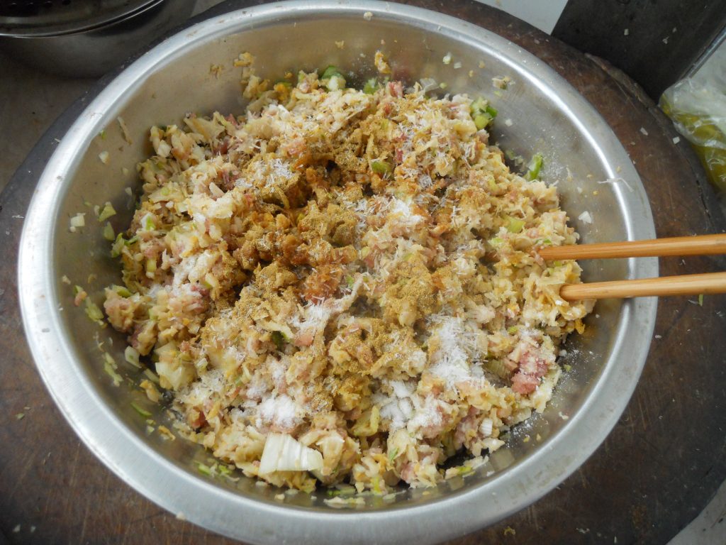 猪肉大葱酸菜包子步骤5