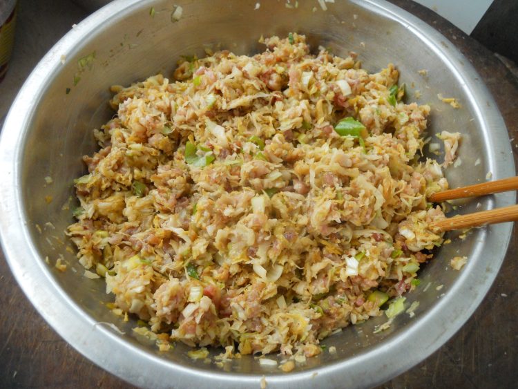 猪肉大葱酸菜包子步骤6