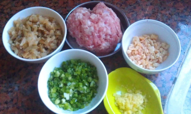榨菜鲜肉包步骤2