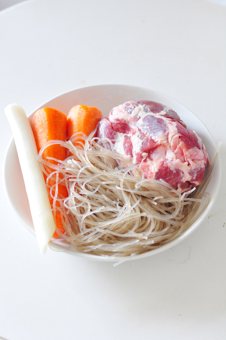 羊肉胡萝卜包子步骤1