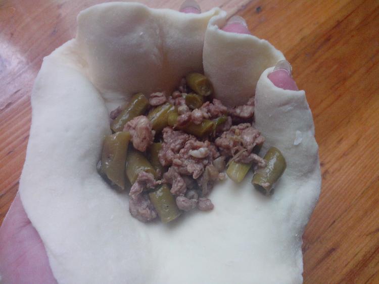 酸豆角瘦肉包子步骤9