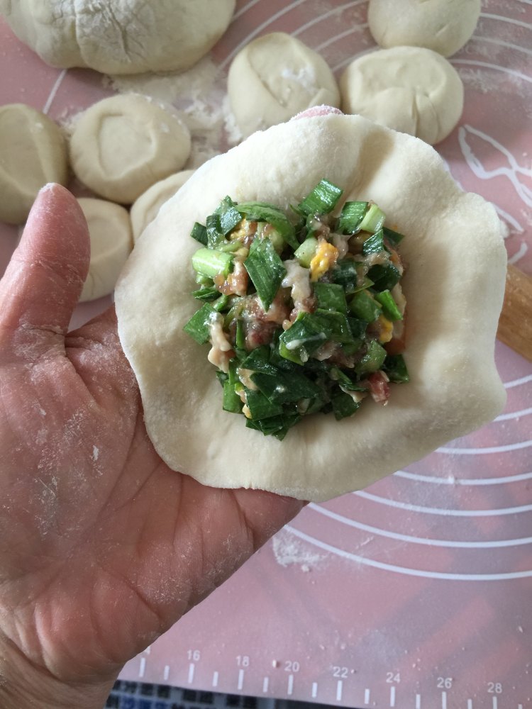 韭菜鸡蛋肉包子步骤7