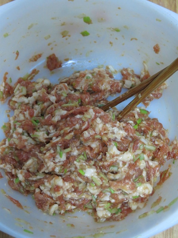 猪肉酸菜豆渣大包子步骤5