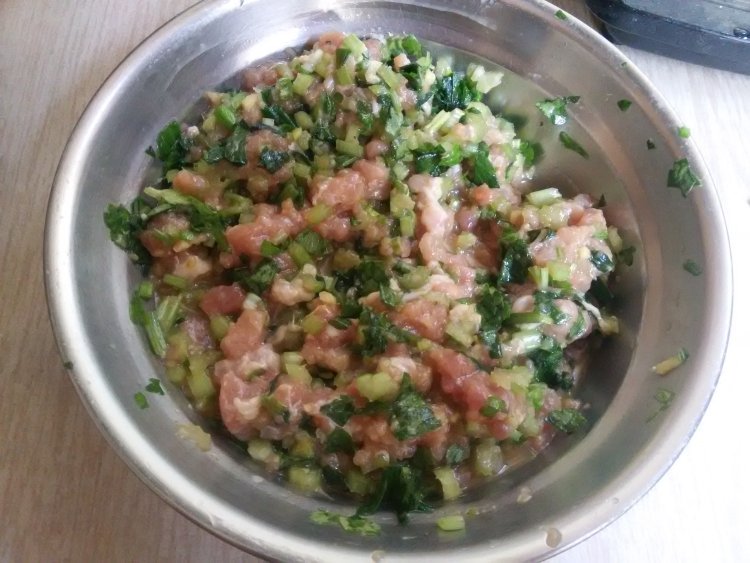 猪肉芹菜包步骤5