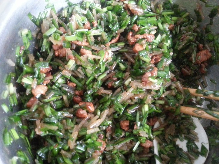 韭菜粉条肉丁包步骤8