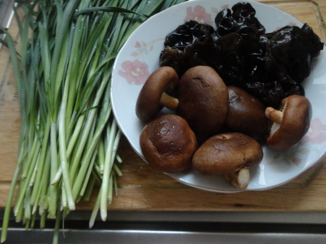 韭菜香菇包子步骤2