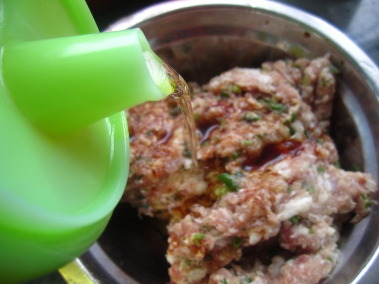 胡萝卜香葱鲜肉包步骤12