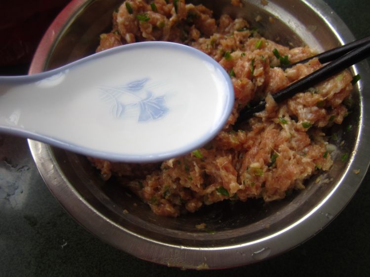 胡萝卜香葱鲜肉包步骤14