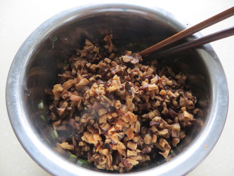 香菇鸡肉水煎包步骤3