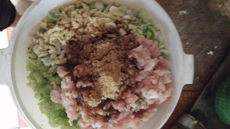 芹菜肉馅大包子步骤4