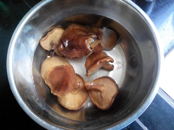 猪肉香菇包步骤1