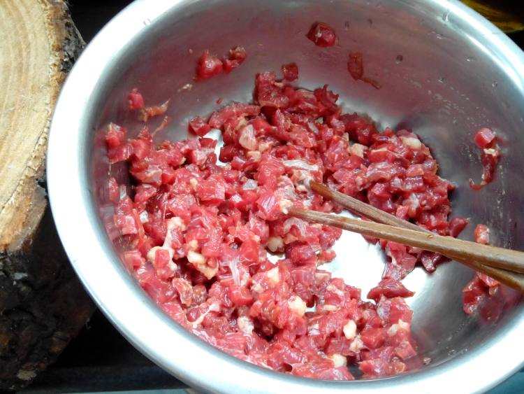 牛肉丁香菇芹菜包子步骤4