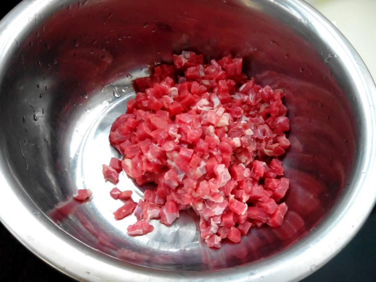 牛肉丁香菇芹菜包子步骤3