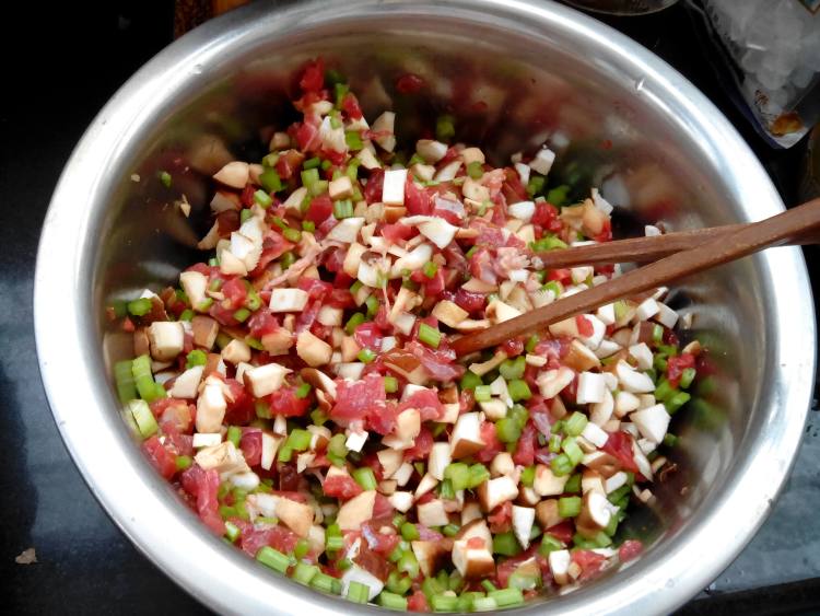 牛肉丁香菇芹菜包子步骤7