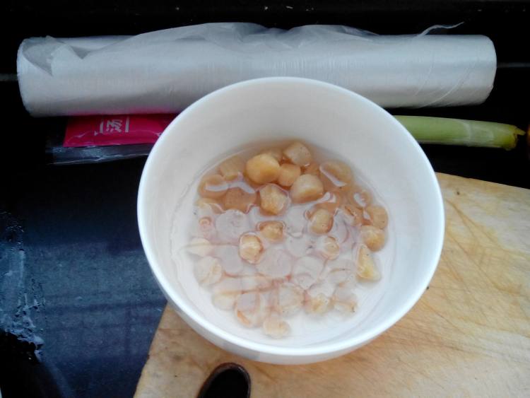 芹菜叶贝丁包子步骤3