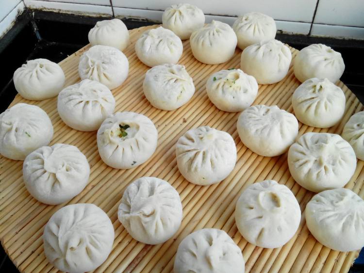 芹菜叶贝丁包子步骤8