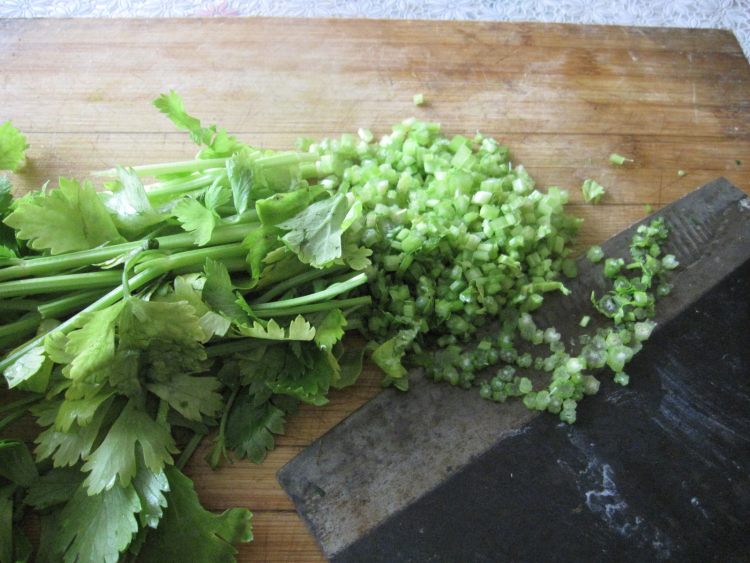 芹菜肉蒸包步骤6