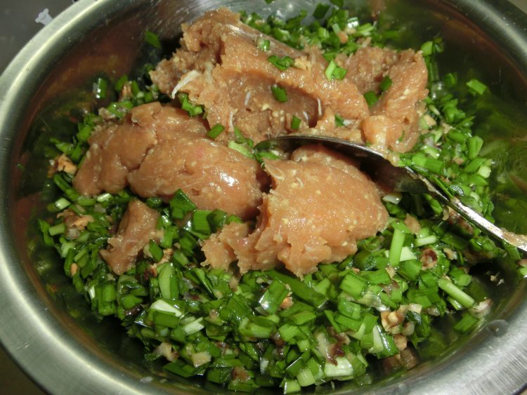 韭菜香菇猪肉陷包子步骤4